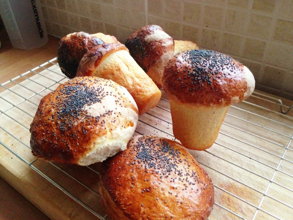 flowerpot bread loaves with poppyseeds